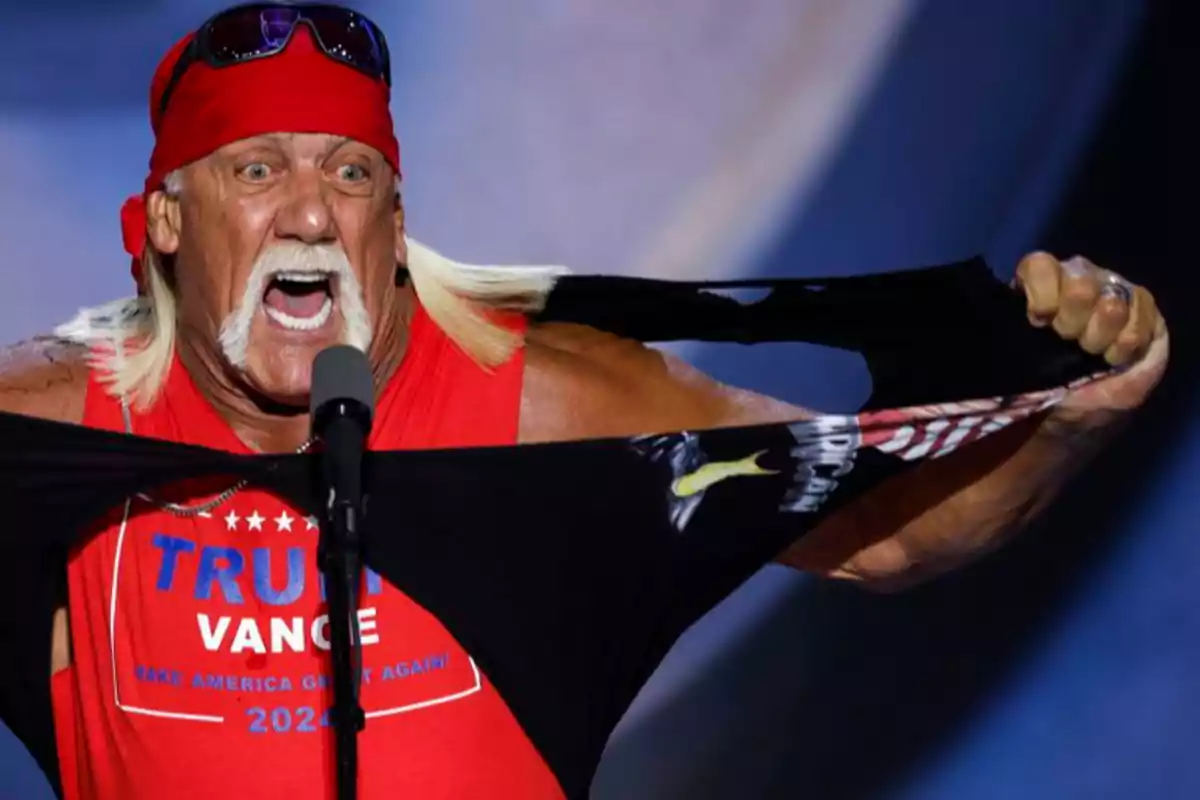 Hombre musculoso con bigote y bandana roja rasgando una camiseta negra mientras grita frente a un micrófono Hombre musculoso con bigote y bandana roja rasgando una camiseta negra mientras grita frente a un micrófono