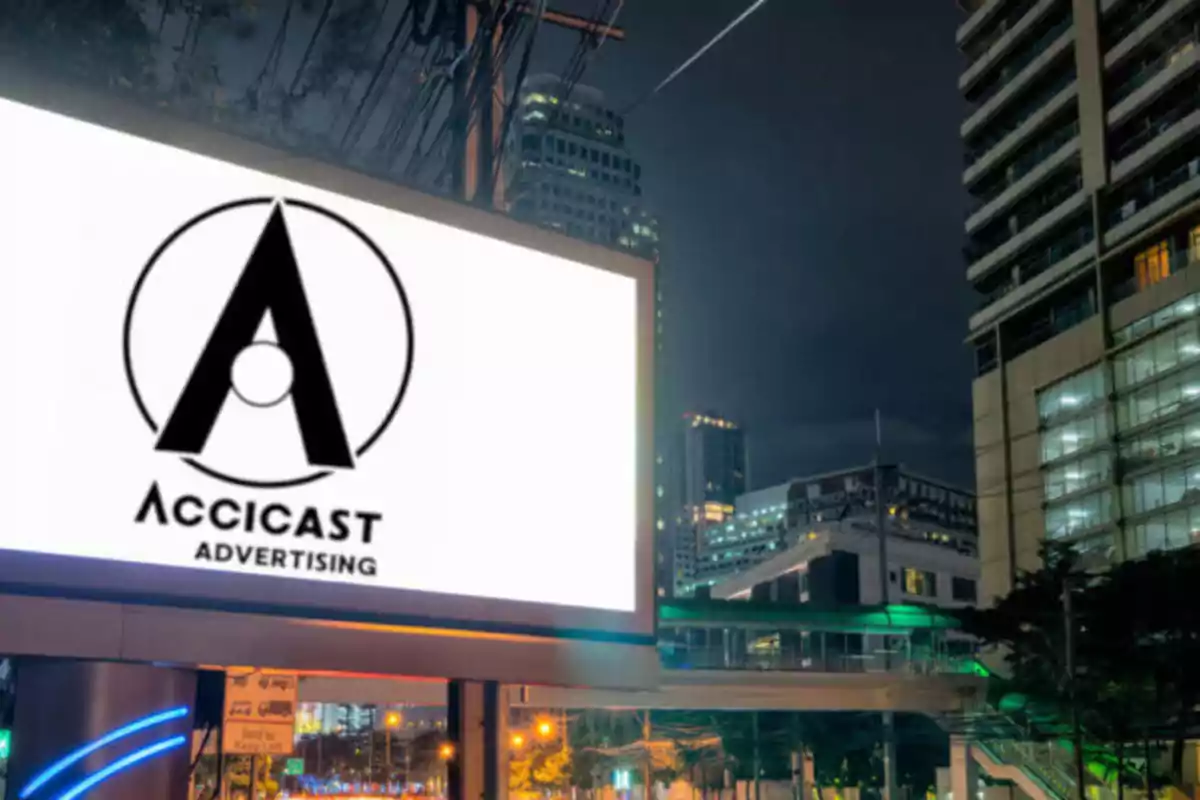Pantalla publicitaria en una ciudad de noche mostrando el logo y nombre de Accicast Advertising Pantalla publicitaria en una ciudad de noche mostrando el logo y nombre de Accicast Advertising