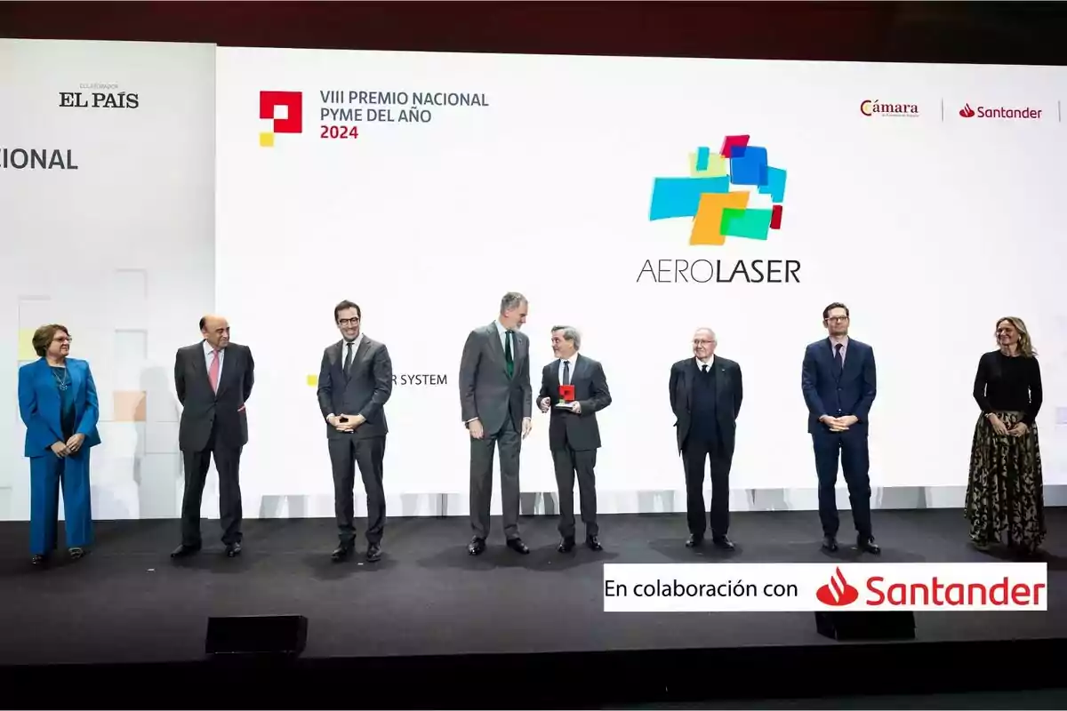 Grupo de personas en un escenario durante la entrega del VIII Premio Nacional Pyme del Año 2024, con el logo de Aerolaser y patrocinadores visibles en el fondo