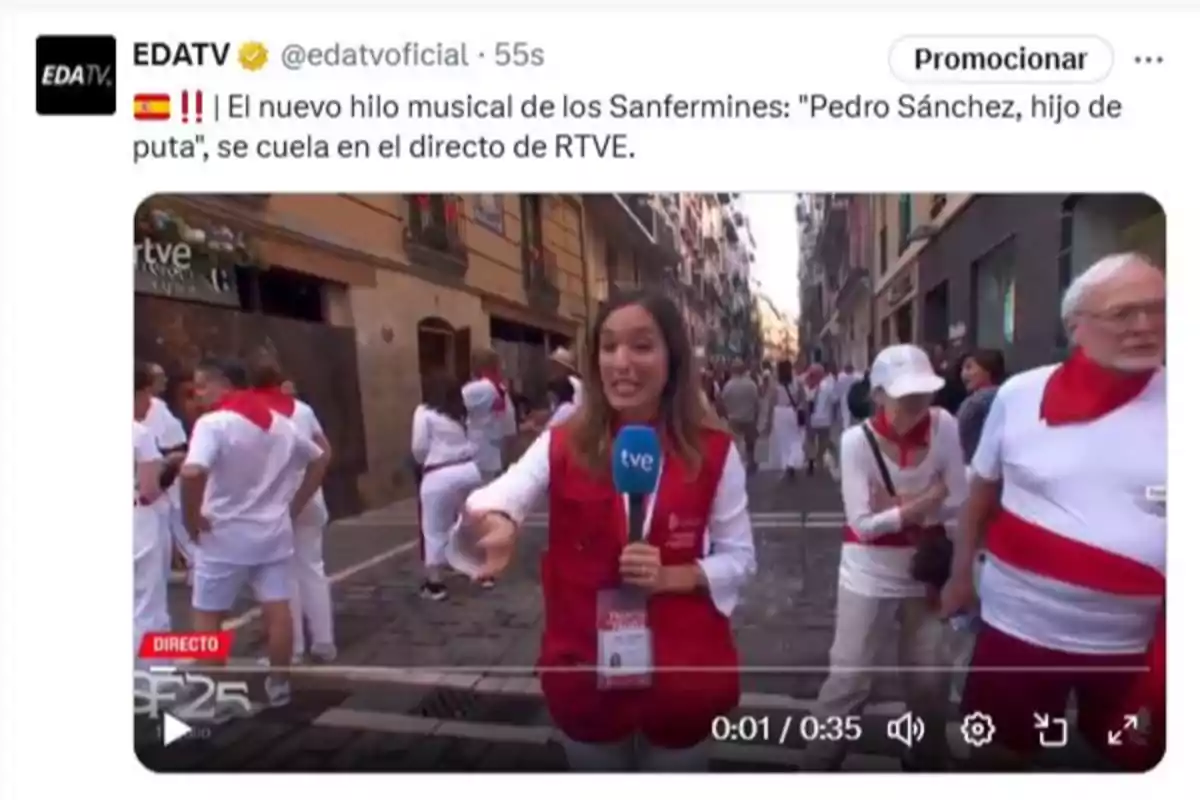 Reportera de TVE cubriendo los Sanfermines en una calle llena de personas vestidas de blanco con pañuelos rojos Reportera de TVE cubriendo los Sanfermines en una calle llena de personas vestidas de blanco con pañuelos rojos