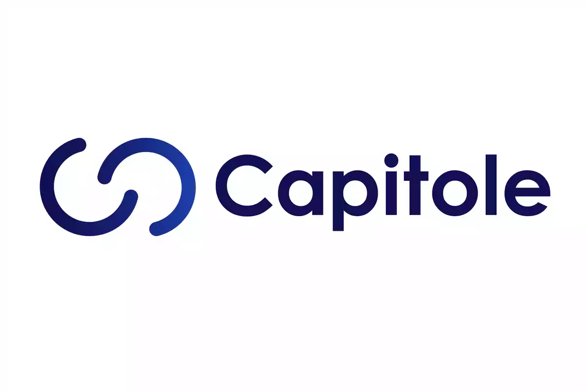 Logo de Capitole con un diseño de dos semicírculos azules entrelazados a la izquierda del nombre en tipografía moderna