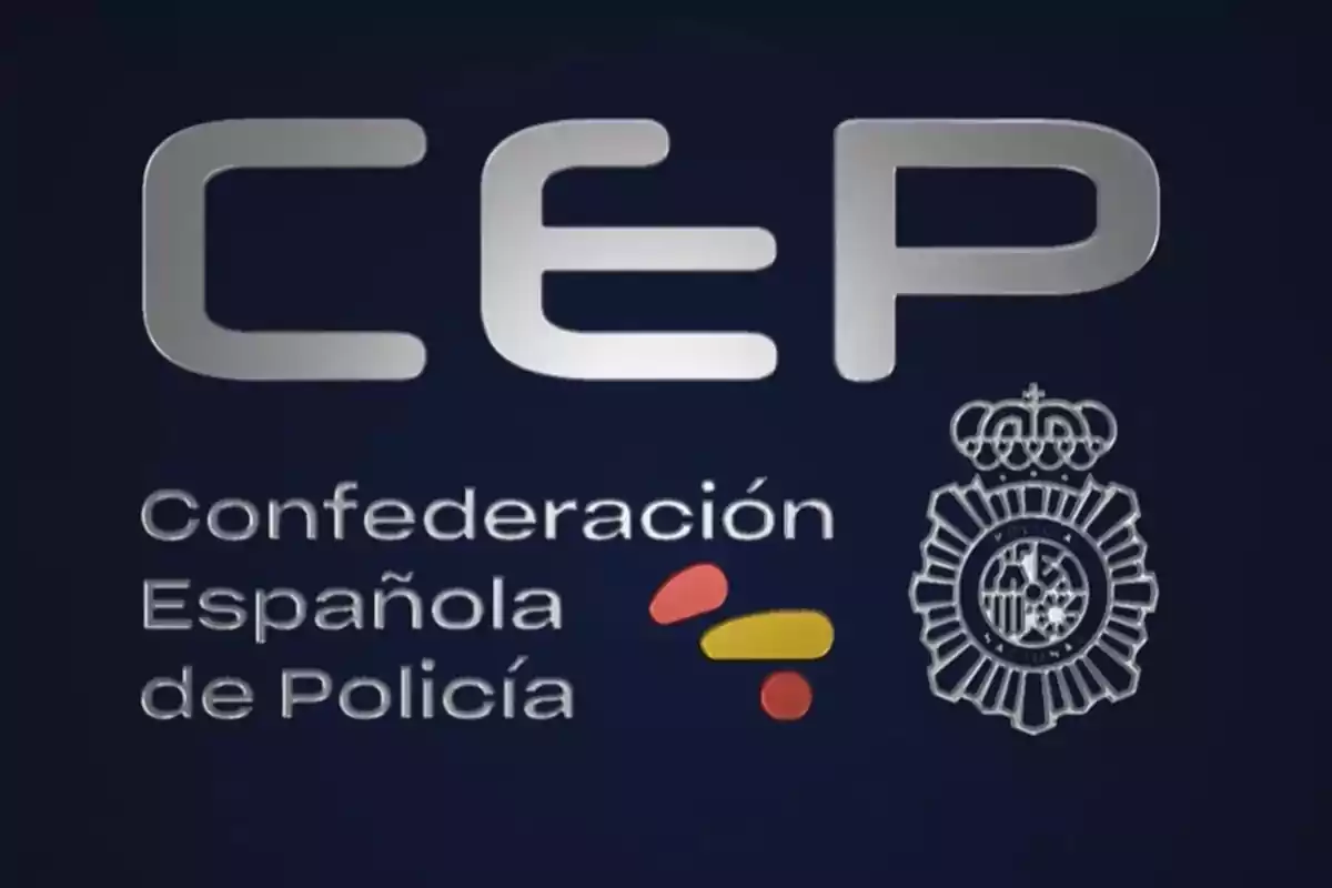 Logotipo de la Confederación Española de Policía con las siglas CEP en grande, el escudo policial y detalles en colores rojo y amarillo sobre fondo azul oscuro Logotipo de la Confederación Española de Policía con las siglas CEP en grande, el escudo policial y detalles en colores rojo y amarillo sobre fondo azul oscuro