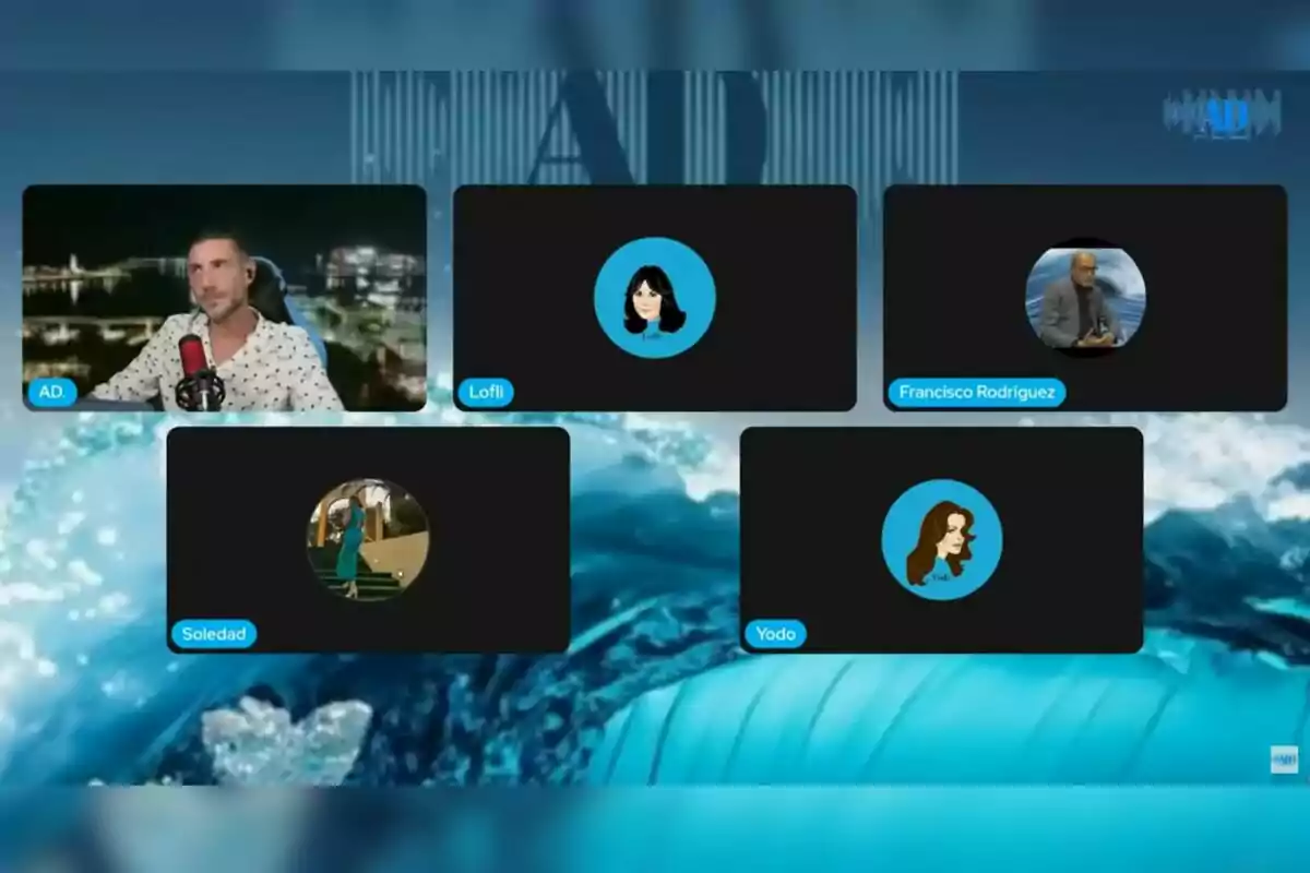 Captura de pantalla de una videollamada grupal con cinco participantes, donde solo uno tiene la cámara encendida -que es Antonio David Flores- y los demás muestran avatares o fotos de perfil sobre un fondo azul con olas. Captura de pantalla de una videollamada grupal con cinco participantes, donde solo uno tiene la cámara encendida -que es Antonio David Flores- y los demás muestran avatares o fotos de perfil sobre un fondo azul con olas.