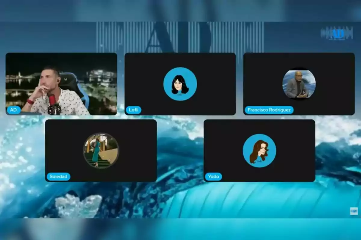 Captura de pantalla de una videollamada grupal con cinco participantes, donde solo uno tiene la cámara encendida -que es Antonio David Flores- y los demás muestran avatares o fotos de perfil sobre un fondo azul con olas. Captura de pantalla de una videollamada grupal con cinco participantes, donde solo uno tiene la cámara encendida -que es Antonio David Flores- y los demás muestran avatares o fotos de perfil sobre un fondo azul con olas.
