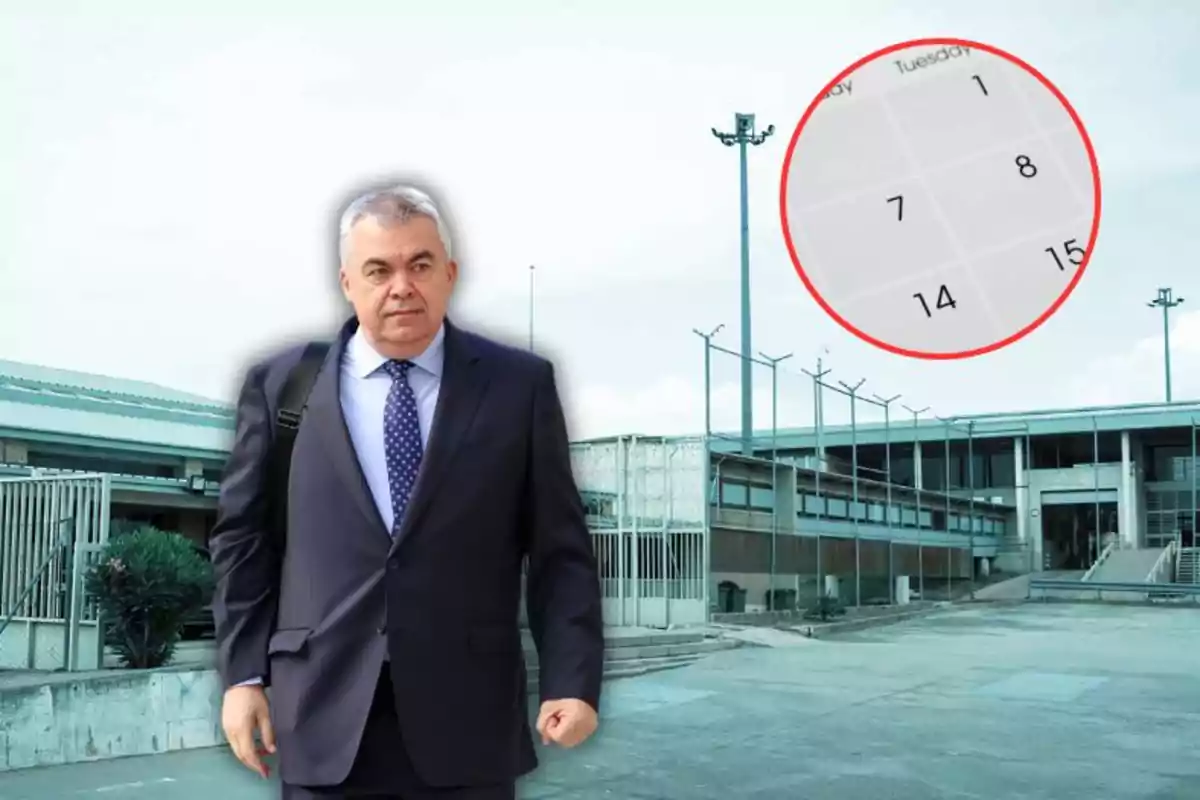 Hombre de traje con mochila al hombro frente a un edificio con rejas y cámaras de seguridad y un calendario ampliado en la esquina superior derecha