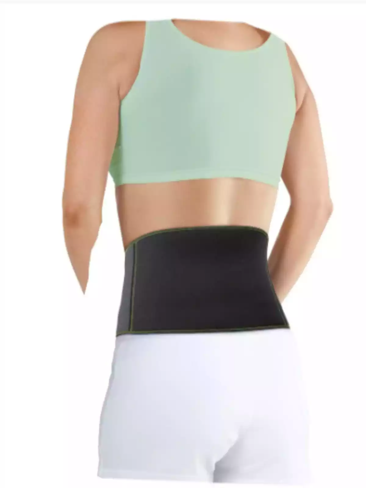 Mujer de espaldas usando un top verde claro, shorts blancos y una faja negra en la cintura Mujer de espaldas usando un top verde claro, shorts blancos y una faja negra en la cintura
