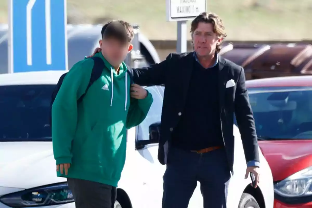 Nicolas Vallejo-Nagera entrega a su hijo, Andrea Nicolas, al hermano de Paulina Rubio, Enrique Rubio, a 18 de Octubre de 2024 en Madrid. Nicolas Vallejo-Nagera entrega a su hijo, Andrea Nicolas, al hermano de Paulina Rubio, Enrique Rubio, a 18 de Octubre de 2024 en Madrid.
