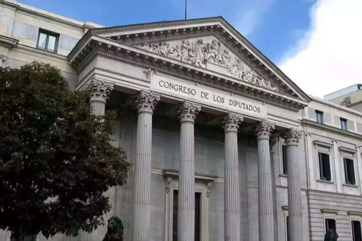 Fachada principal del Congreso de los Diputados en Madrid con columnas y esculturas en el frontón Fachada principal del Congreso de los Diputados en Madrid con columnas y esculturas en el frontón