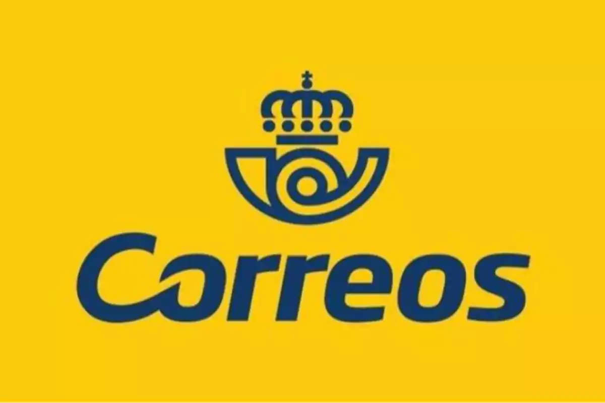 Logo de Correos en color azul sobre fondo amarillo Logo de Correos en color azul sobre fondo amarillo