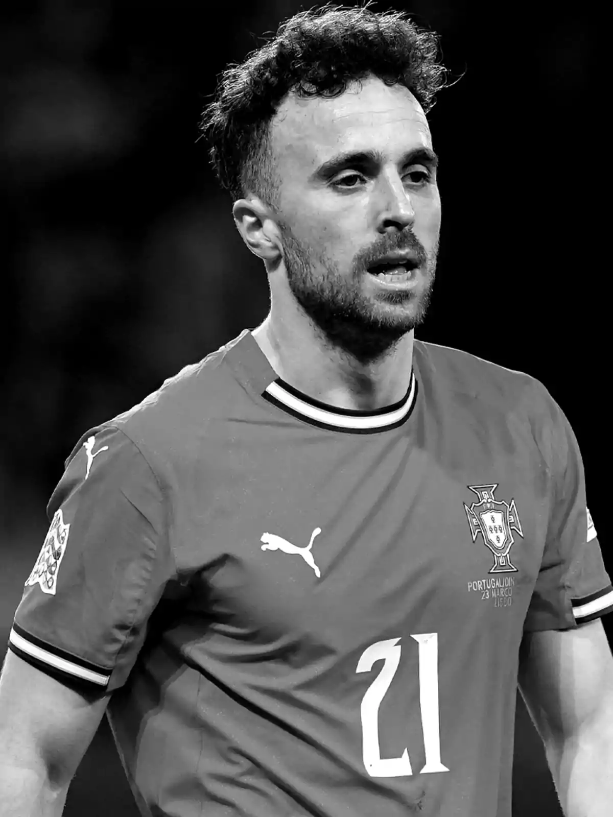 Futbolista con camiseta de la selección de Portugal número 21 en una imagen en blanco y negro Futbolista con camiseta de la selección de Portugal número 21 en una imagen en blanco y negro