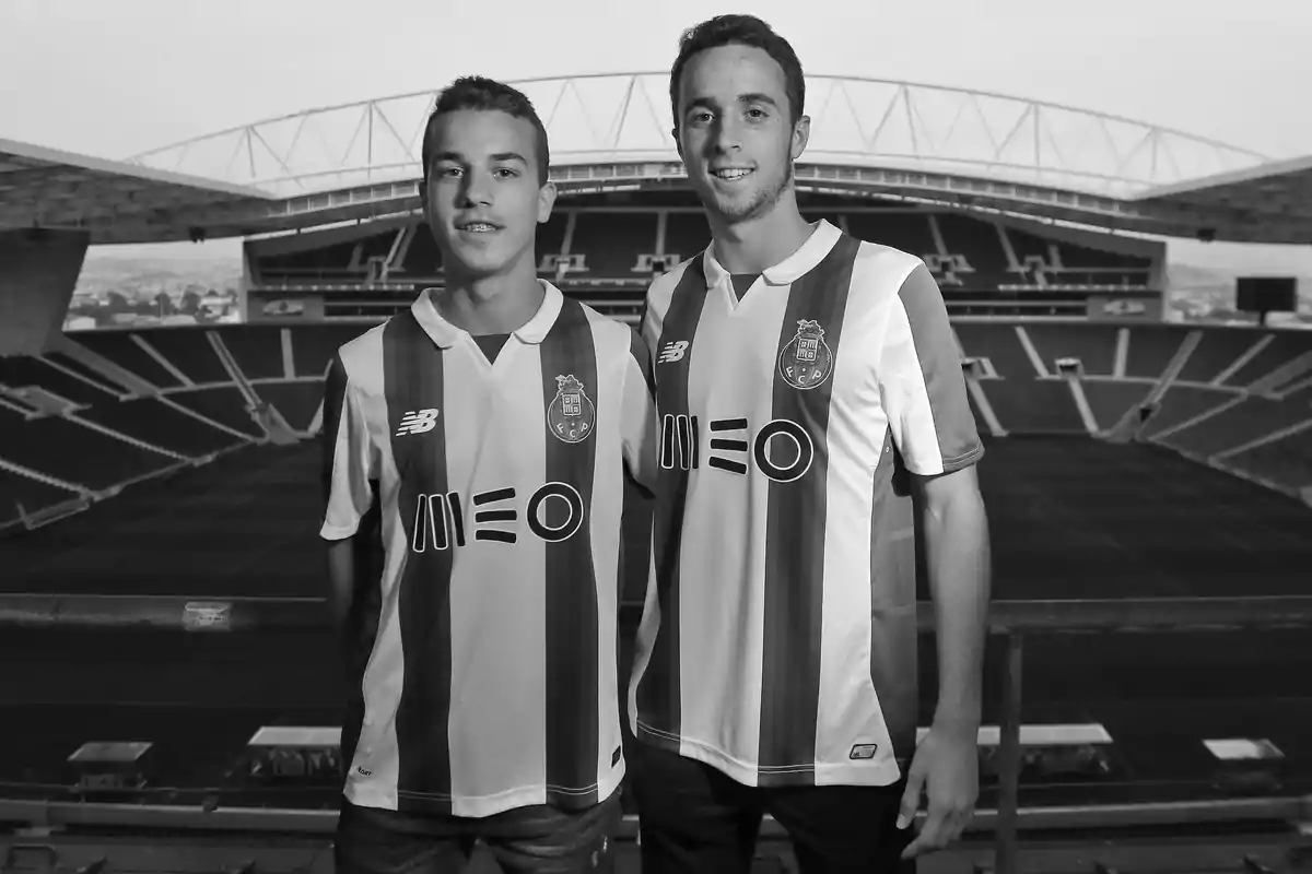 Dos jóvenes con uniforme del FC Porto posan en un estadio vacío