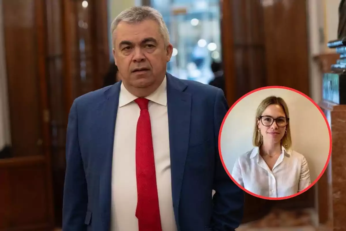 Hombre de cabello canoso con traje azul y corbata roja en un edificio elegante con la imagen de una mujer rubia con gafas y camisa blanca en un círculo rojo superpuesta en la esquina derecha