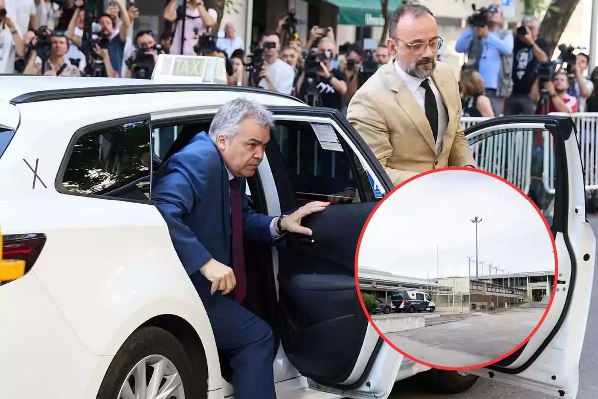 Un hombre de cabello canoso y traje azul sale de un taxi blanco mientras otro hombre con gafas y saco beige sostiene la puerta, al fondo hay varios fotógrafos y cámaras, y en la esquina inferior derecha aparece un círculo con la imagen de un edificio institucional y una ambulancia.