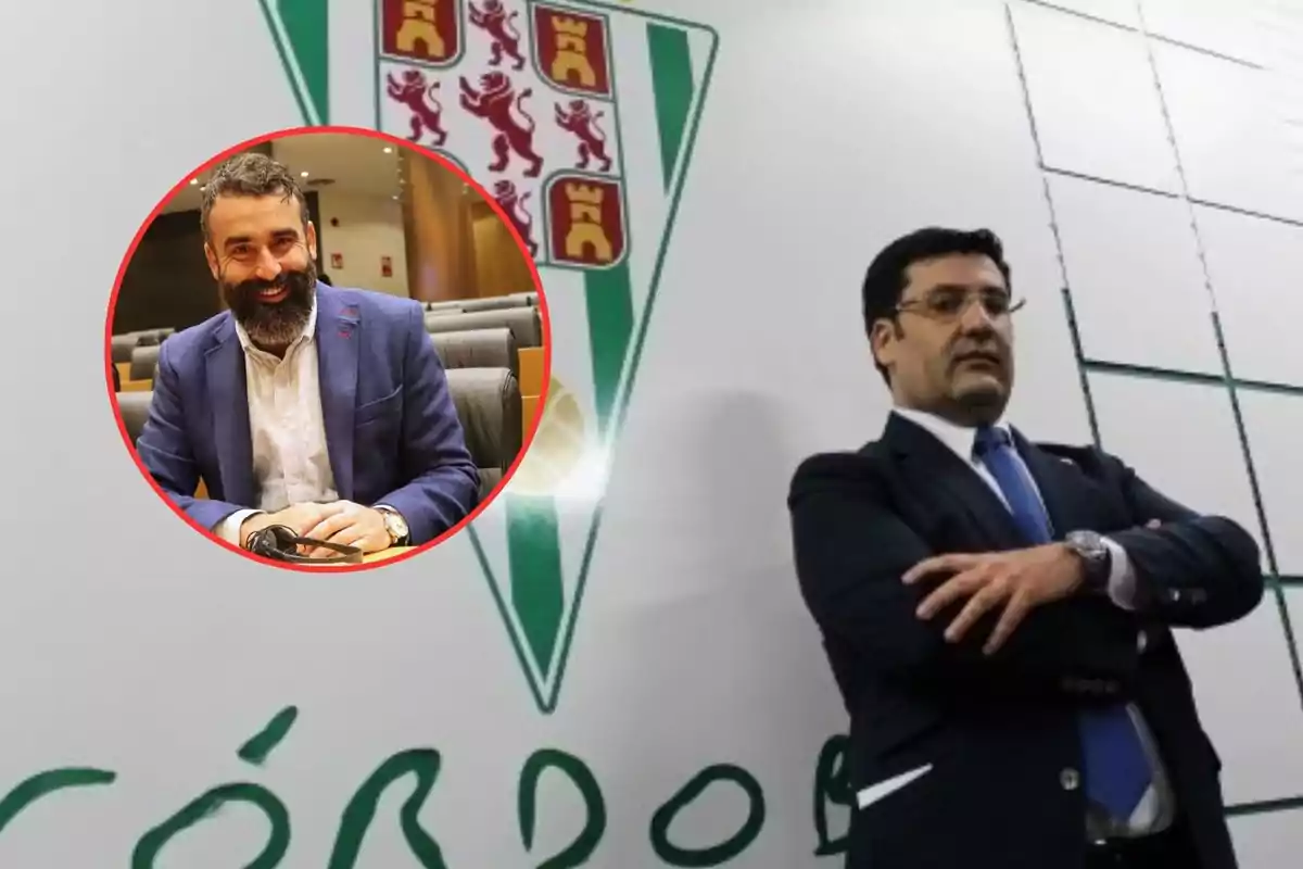 Un hombre de traje y corbata está de pie con los brazos cruzados frente a un escudo del Córdoba CF mientras en la esquina superior izquierda aparece el retrato de otro hombre con barba y chaqueta azul dentro de un círculo rojo