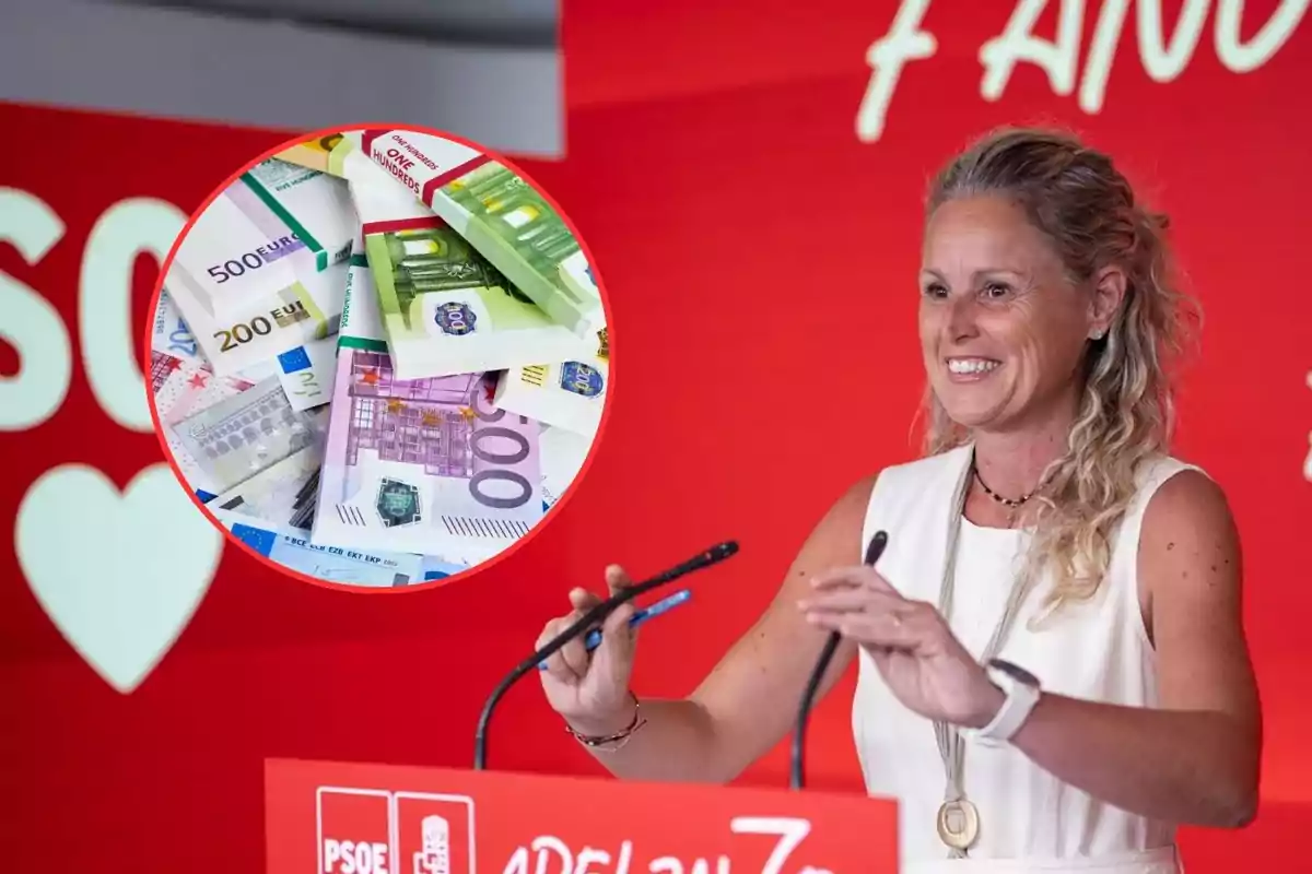 Mujer sonriente hablando en un atril con fondo rojo del PSOE y un círculo que muestra billetes de euro
