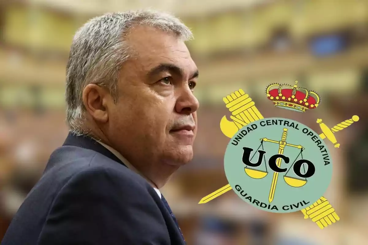 Hombre de cabello canoso con traje oscuro en primer plano y el logo de la Unidad Central Operativa de la Guardia Civil a su lado