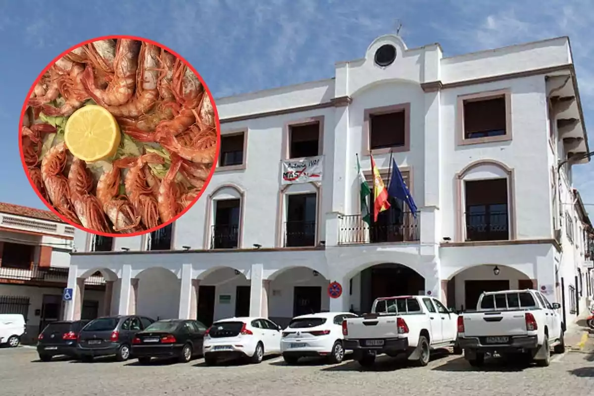 Fachada de un edificio blanco con varios coches aparcados y un círculo que muestra una bandeja de gambas con una rodaja de limón