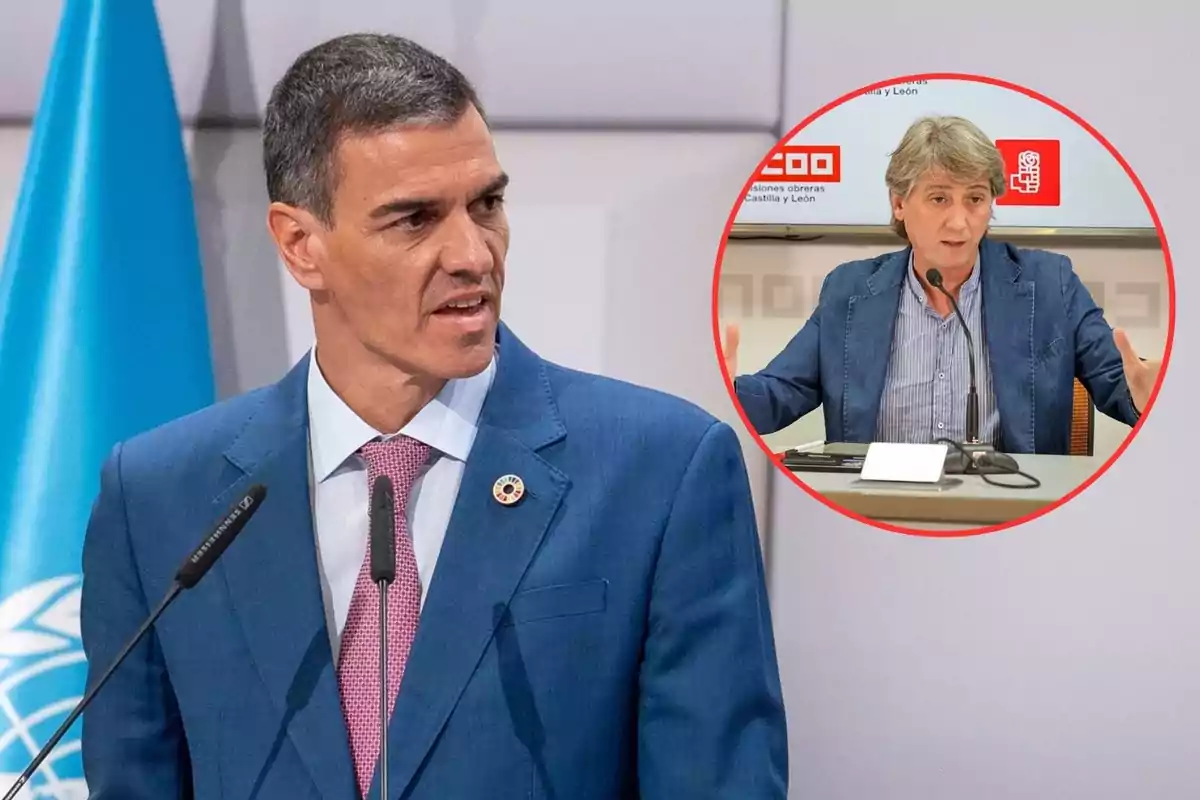 Hombre de cabello corto y canoso con traje azul hablando frente a un micrófono y bandera azul de fondo, con un recuadro circular que muestra a otro hombre de cabello gris y chaqueta azul hablando en una mesa con micrófono y fondo con logotipos rojos