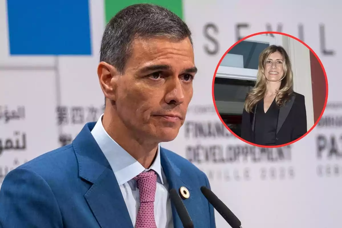 Hombre con traje azul y corbata rosa hablando frente a micrófonos con el rostro serio y una imagen circular de una mujer sonriente en el fondo