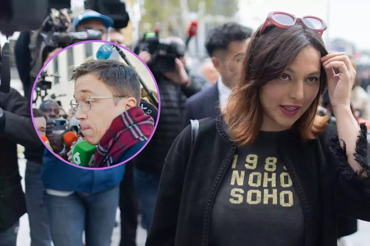 Una mujer con gafas de sol en la cabeza y camiseta negra con letras doradas camina entre un grupo de personas y cámaras mientras en un círculo se muestra a un hombre con bufanda y gafas rodeado de micrófonos y periodistas