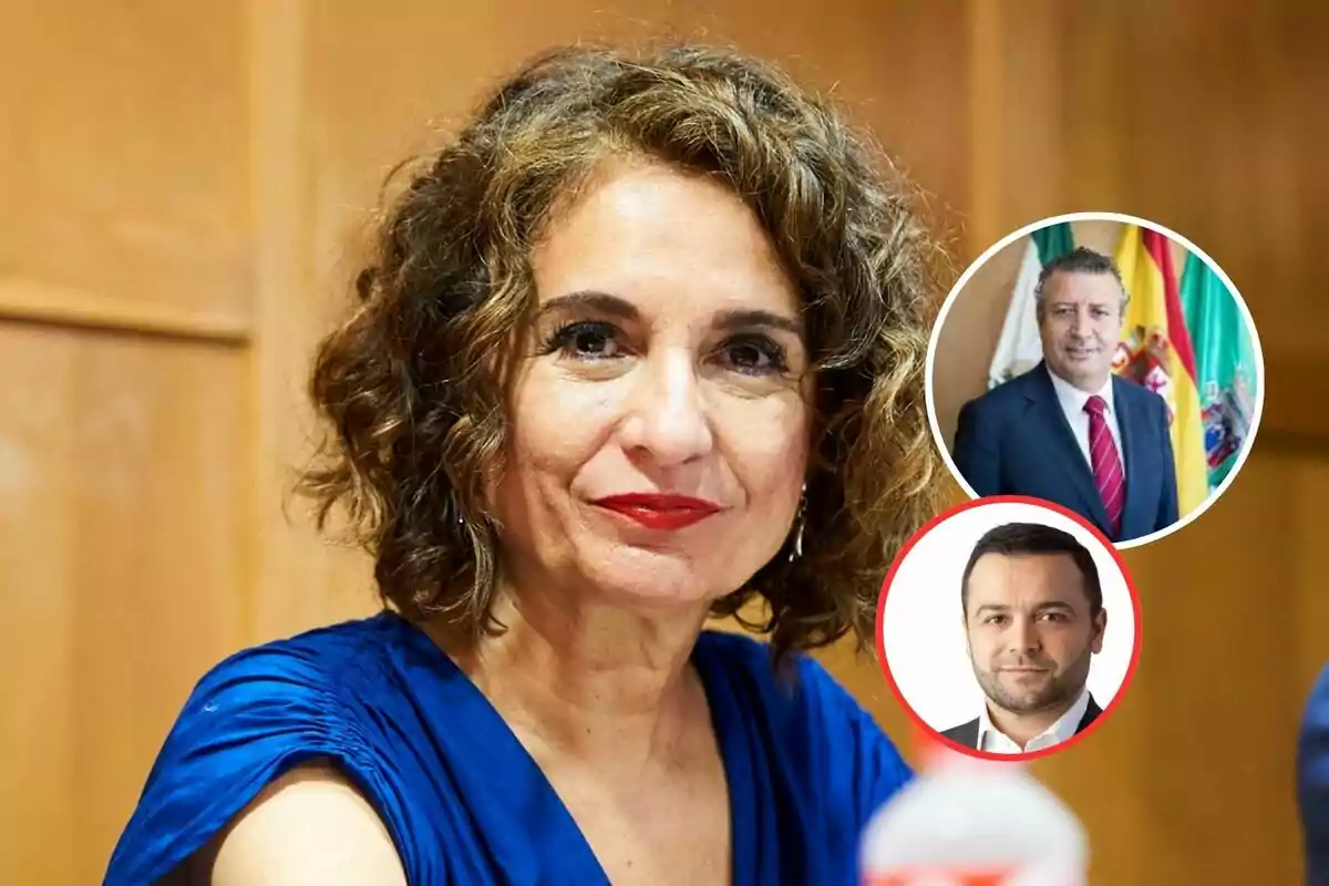 Mujer de cabello rizado y vestido azul en primer plano con dos retratos de hombres en círculos en la esquina superior derecha