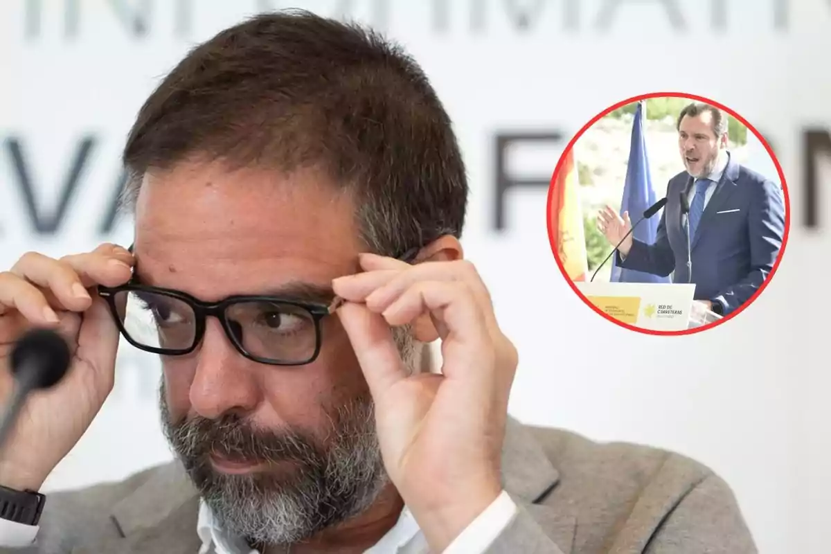 Hombre con barba y gafas ajustándose las monturas mientras al fondo aparece un recuadro con otro hombre hablando en un podio