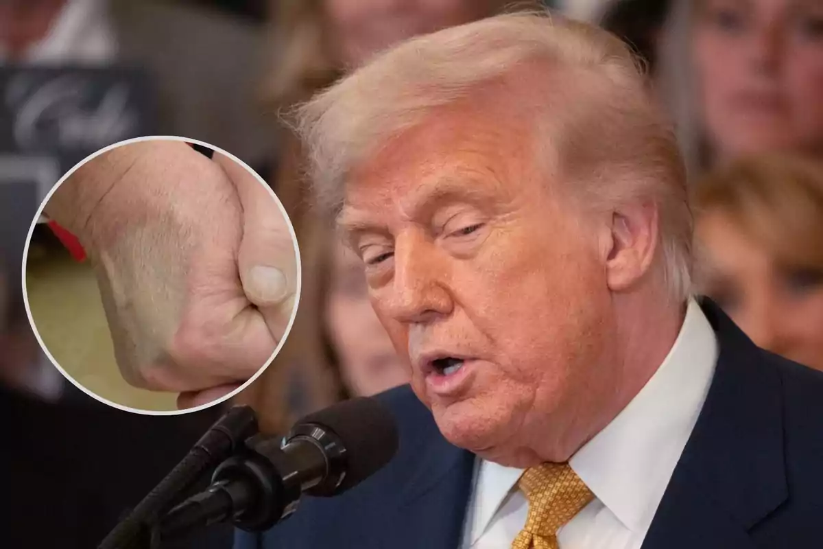Hombre de cabello rubio hablando frente a un micrófono con un círculo que muestra un primer plano de su mano cerrada en un puño