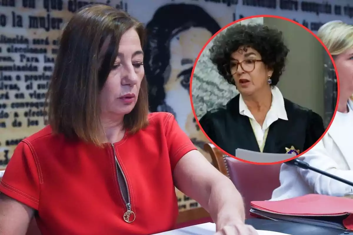 Mujer de cabello castaño y vestido rojo sentada en una mesa con documentos, al fondo un círculo muestra a otra mujer de cabello rizado y gafas vestida con toga negra y camisa blanca