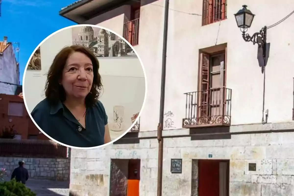 Mujer de cabello castaño y camisa azul en un recuadro sobrepuesto a la imagen de una casa antigua con balcones y farola en una calle tranquila