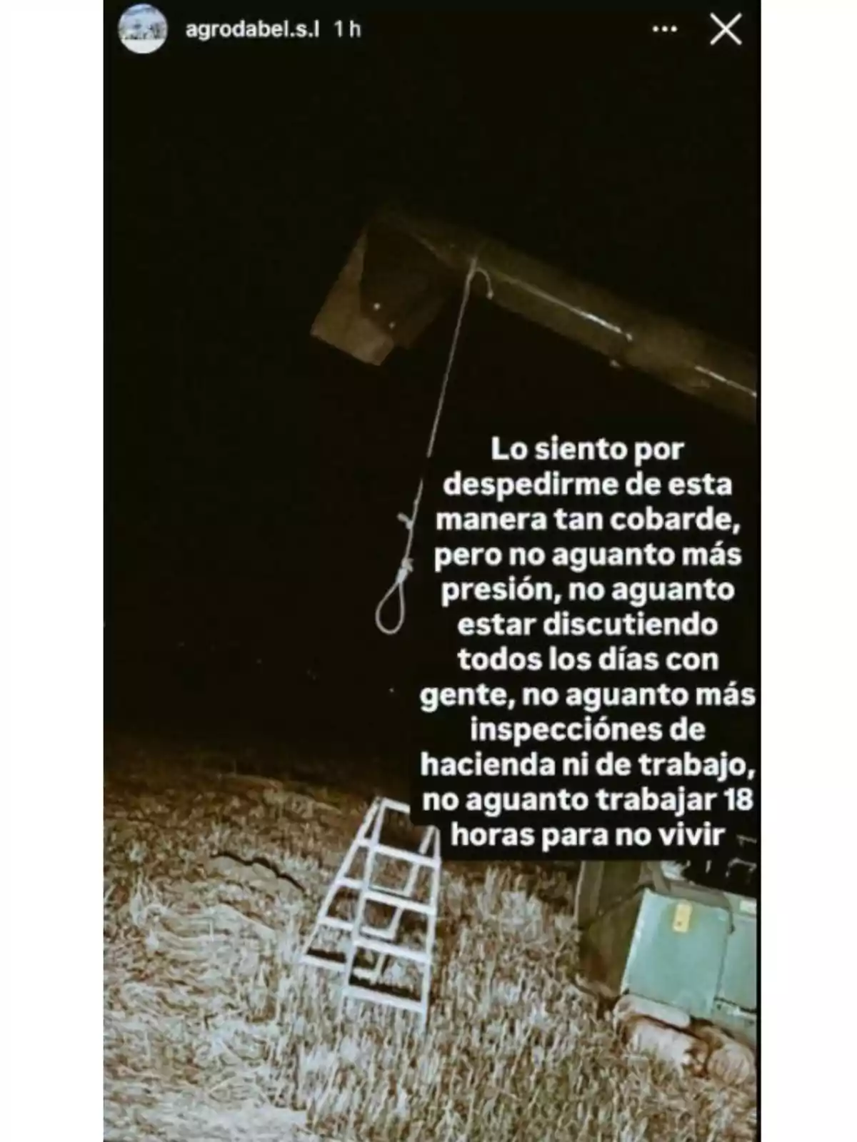 Imagen nocturna de un campo con una escalera metálica y una máquina agrícola, acompañada de un mensaje de despedida que expresa agotamiento y presión laboral. Imagen nocturna de un campo con una escalera metálica y una máquina agrícola, acompañada de un mensaje de despedida que expresa agotamiento y presión laboral.