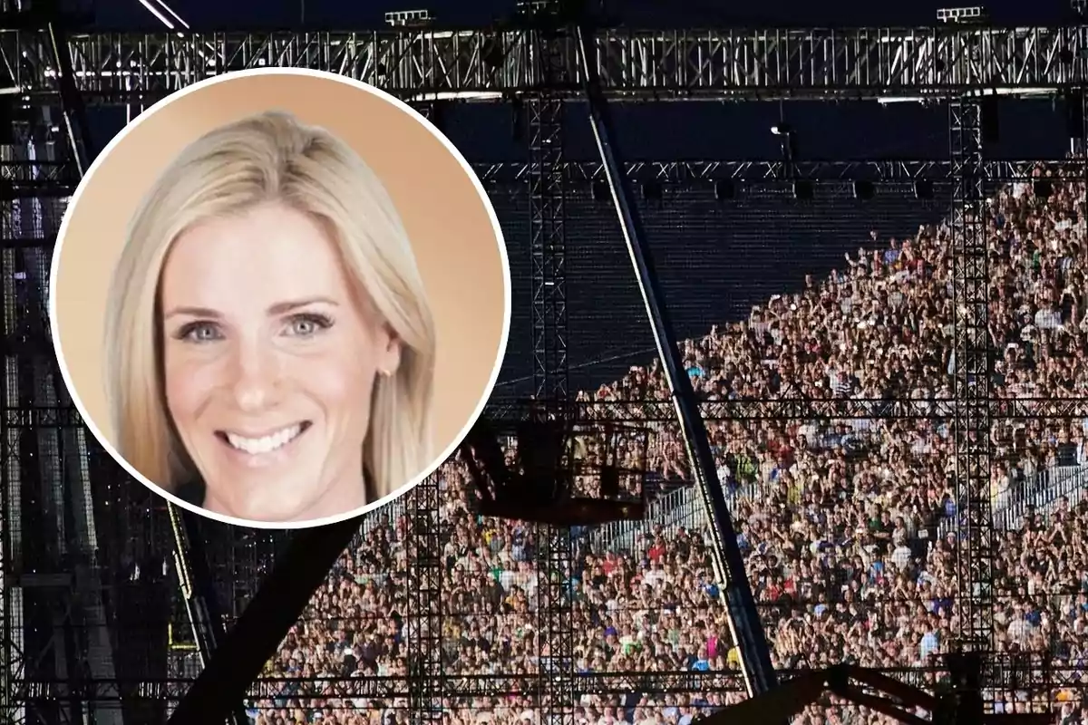 Una multitud en un concierto al aire libre con una estructura metálica y un círculo que muestra el retrato de una mujer rubia sonriente superpuesto en la imagen.