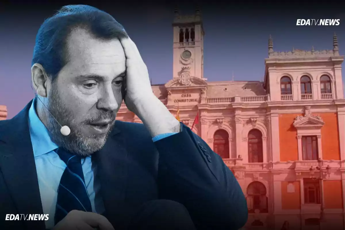 Hombre con expresión preocupada y micrófono en la cabeza frente a un edificio histórico con la inscripción Casa Consistorial