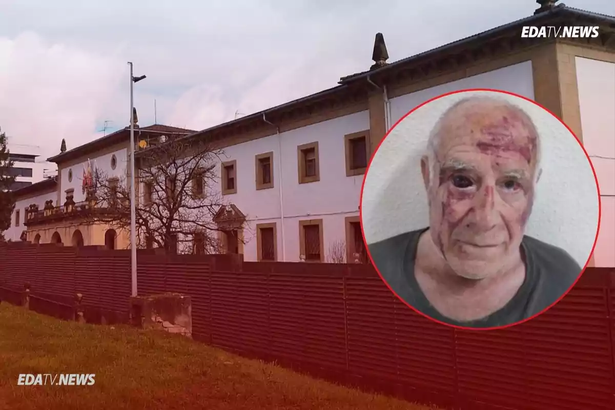 Fachada de un edificio institucional con una cerca en primer plano y un retrato de un hombre mayor con heridas en el rostro dentro de un círculo rojo superpuesto en la imagen