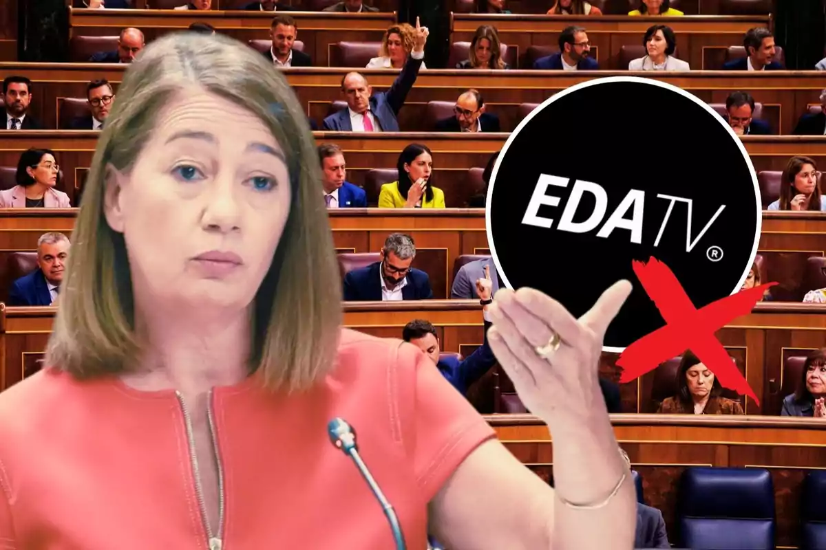 Mujer hablando frente a un micrófono con fondo de personas en un parlamento y un logo de EDA TV con una cruz roja