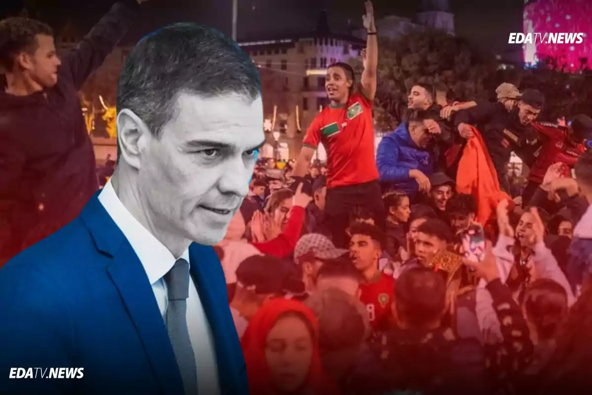 Hombre de traje azul en primer plano con expresión seria y al fondo una multitud celebrando en la calle durante la noche