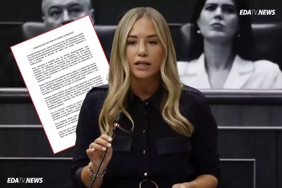 Mujer rubia hablando en un micrófono en un entorno institucional con un documento destacado en la imagen y personas al fondo