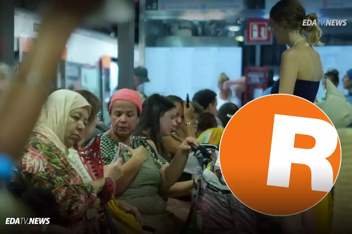Varias personas sentadas en una sala de espera con ambiente concurrido y un círculo naranja con una letra R en primer plano