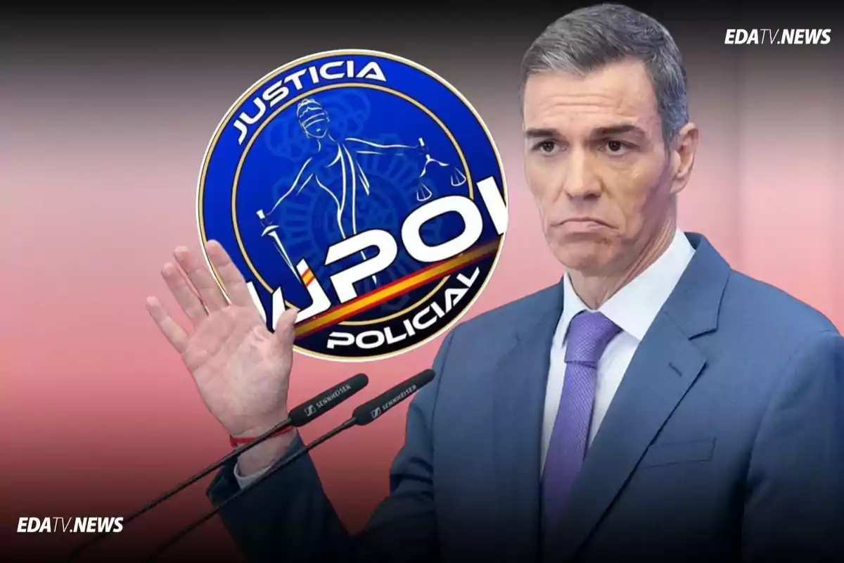 Hombre de traje con expresión seria levantando la mano frente a un logo circular azul de justicia policial