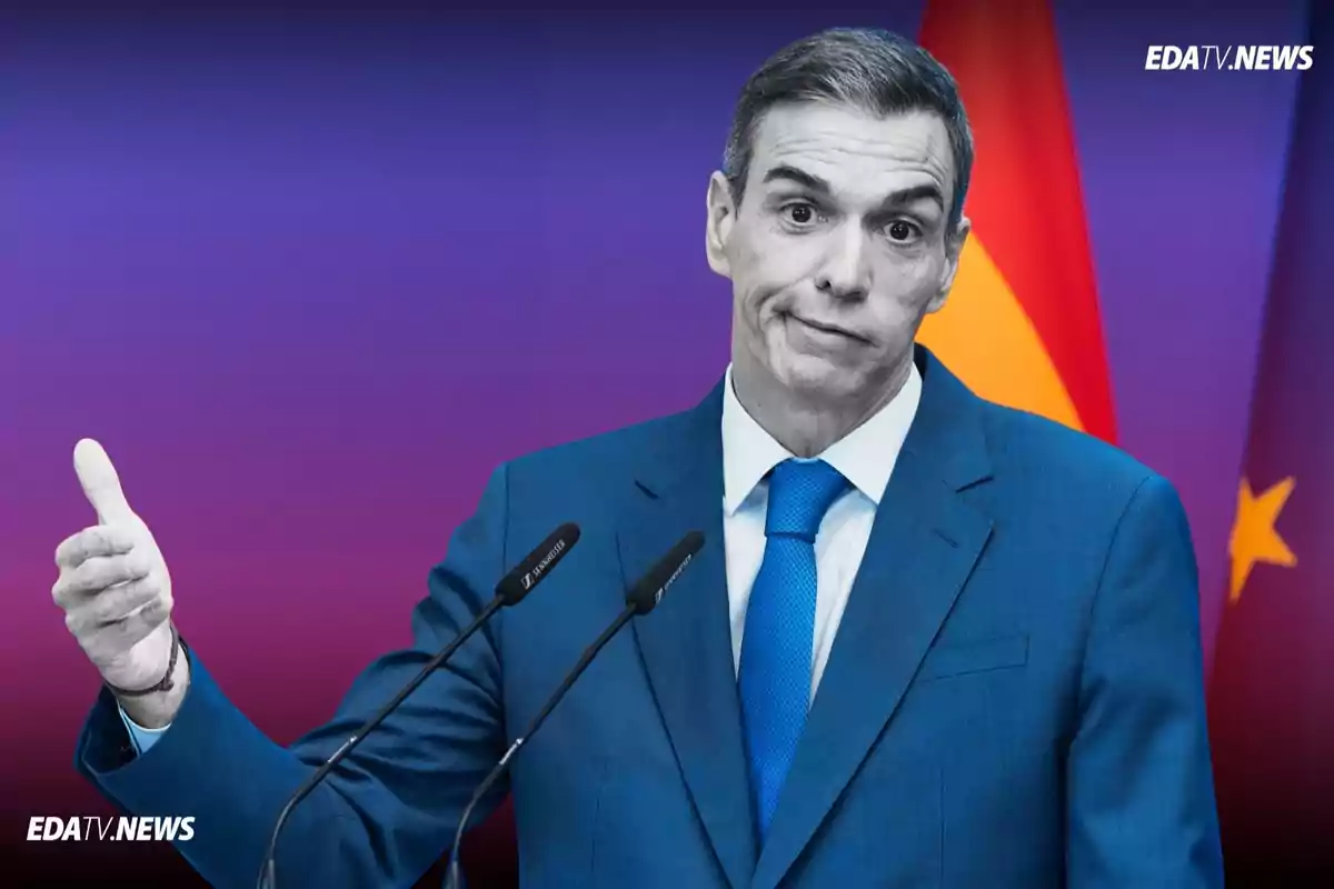 Hombre con traje azul y corbata azul hablando frente a micrófonos con gesto de duda y banderas de fondo