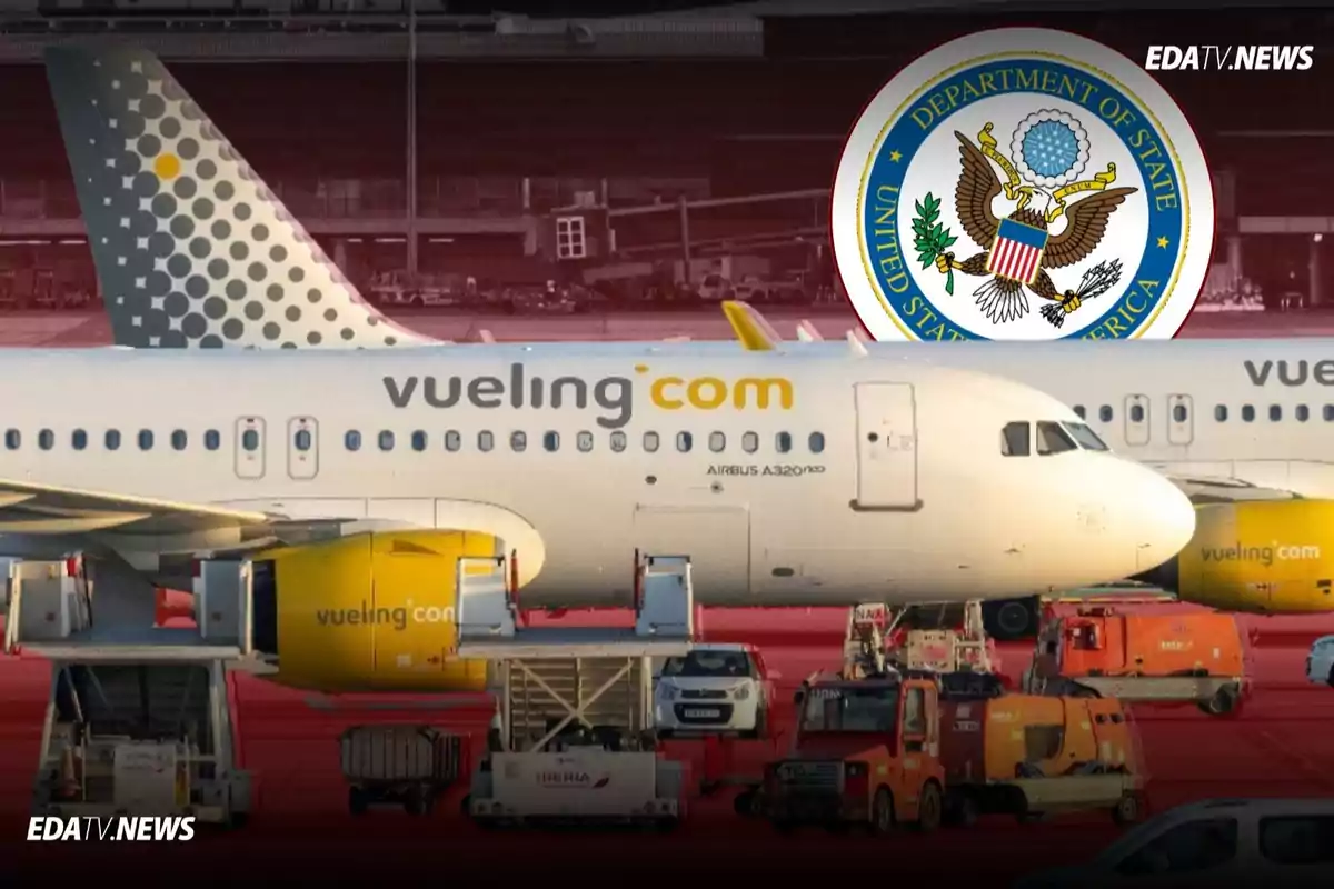 Avión de la aerolínea Vueling en un aeropuerto con vehículos de servicio alrededor y el sello del Departamento de Estado de Estados Unidos en la parte superior derecha