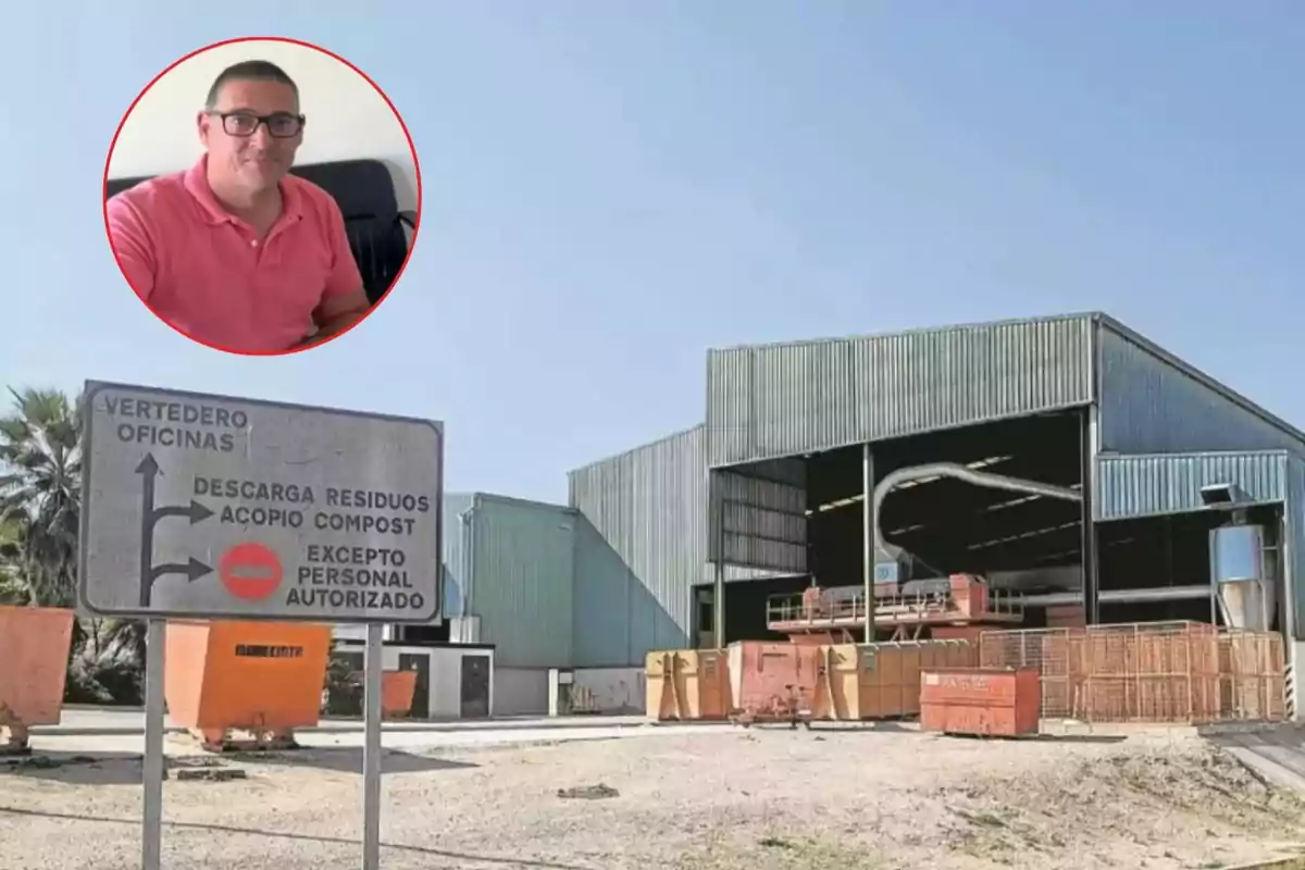 Un hombre con camiseta rosa aparece en un recuadro en la esquina superior izquierda de la imagen principal que muestra una planta industrial de residuos con contenedores naranjas y un cartel de señalización en primer plano.