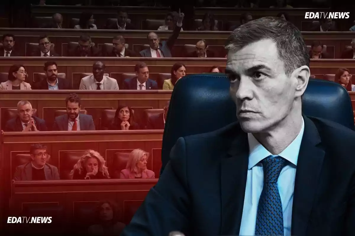 Un hombre de traje y corbata sentado en primer plano con expresión seria mientras al fondo se observa un parlamento lleno de personas