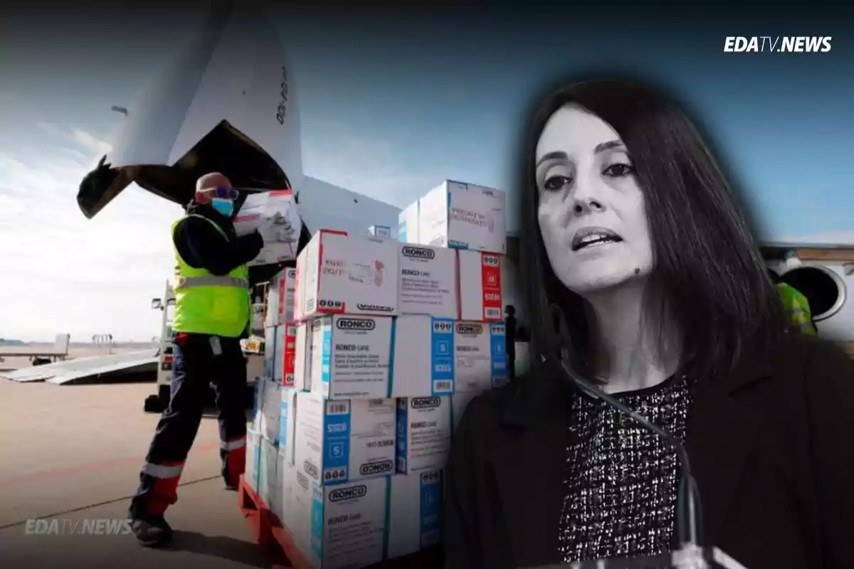 Una mujer hablando frente a un micrófono y un trabajador descargando cajas de un avión en un aeropuerto