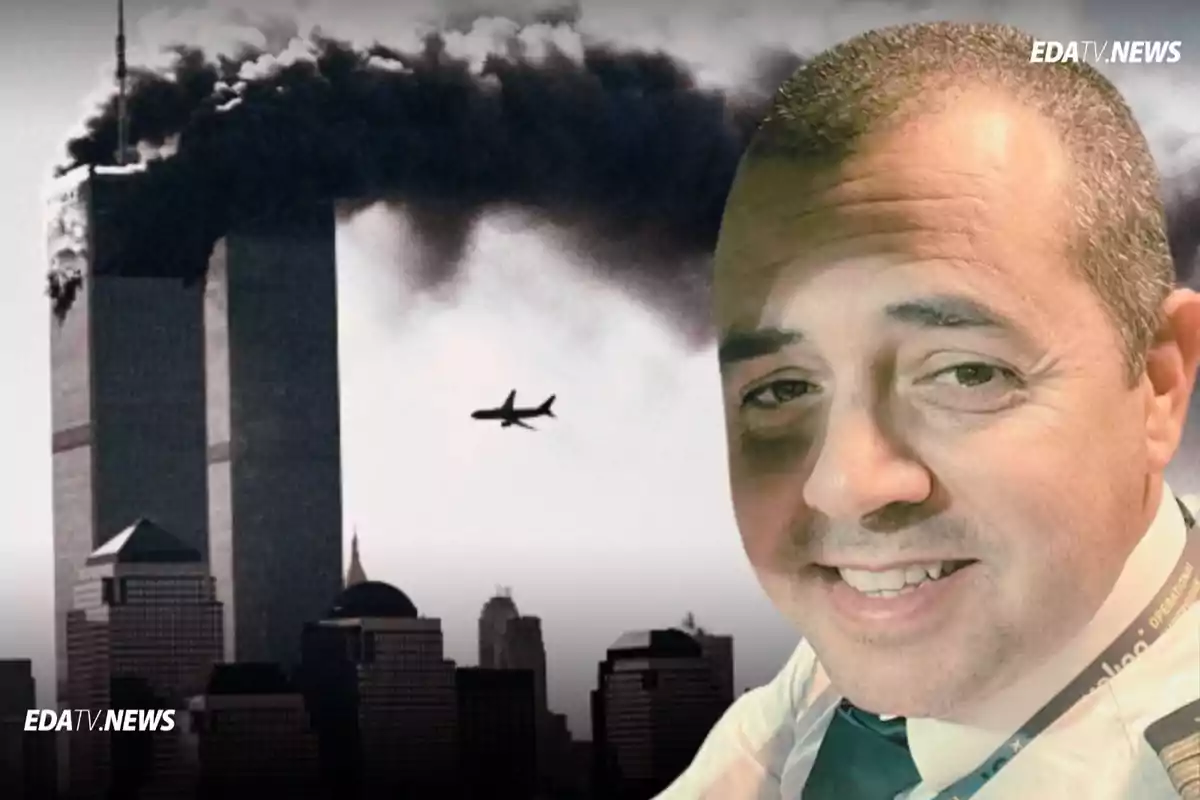 Un hombre sonriente en primer plano con el fondo de las Torres Gemelas durante el ataque del 11 de septiembre, con humo saliendo de los edificios y un avión acercándose