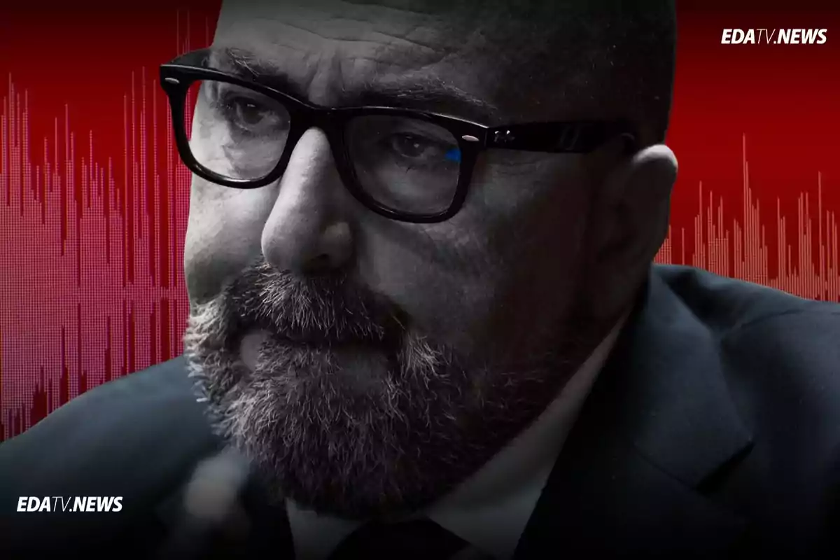 Primer plano de un hombre con barba y gafas en actitud seria sobre un fondo rojo con gráficos de barras y el logotipo de EDATV NEWS en las esquinas