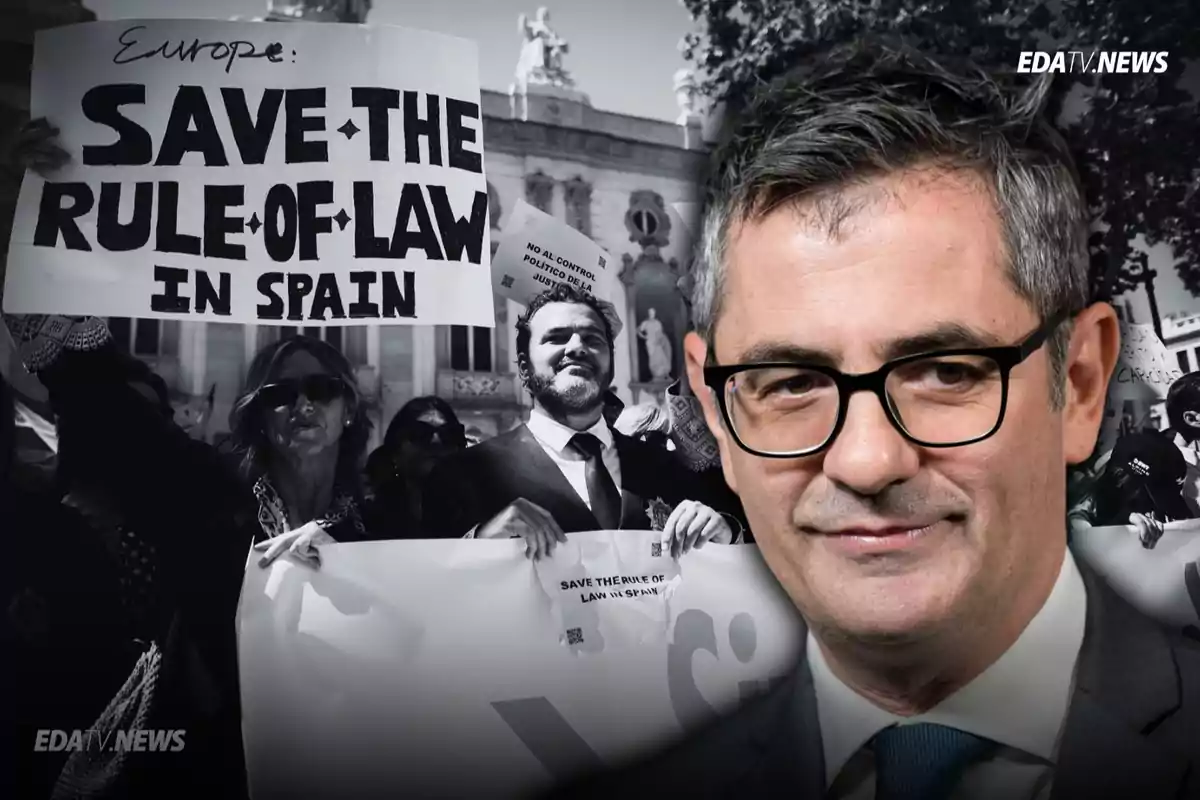 Un hombre con gafas y traje aparece en primer plano, mientras al fondo se observa una manifestación con personas sosteniendo pancartas que piden salvar el estado de derecho en España