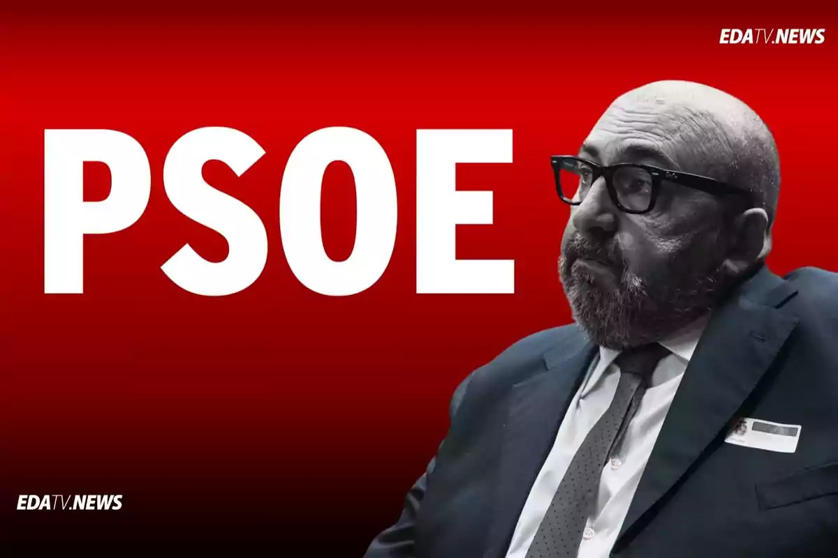 Hombre con gafas y barba en primer plano sobre un fondo rojo con las letras PSOE en grande