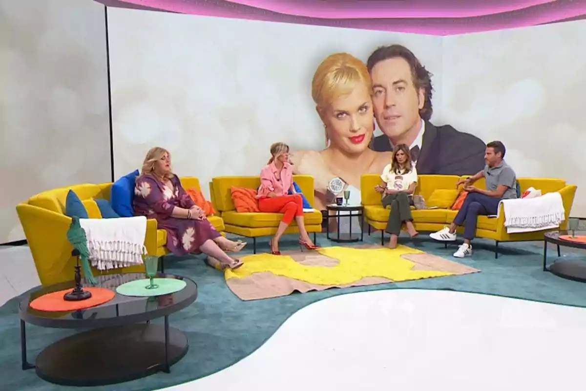Cuatro personas sentadas en sillones amarillos conversan en un set de televisión moderno con una gran imagen de una pareja proyectada en la pared de fondo. Captura de 'Espejo Público' Cuatro personas sentadas en sillones amarillos conversan en un set de televisión moderno con una gran imagen de una pareja proyectada en la pared de fondo. Captura de 'Espejo Público'