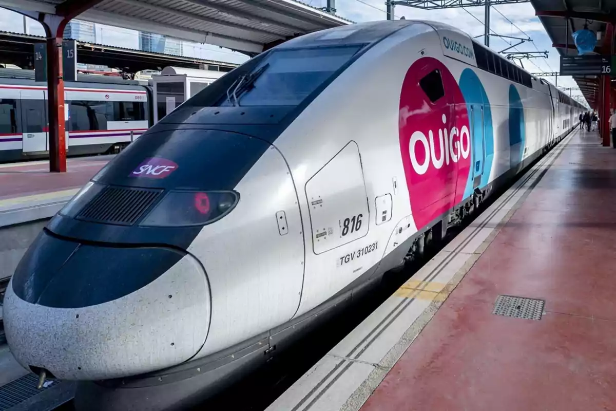 Tren de alta velocidad Ouigo estacionado en un andén bajo techo Tren de alta velocidad Ouigo estacionado en un andén bajo techo