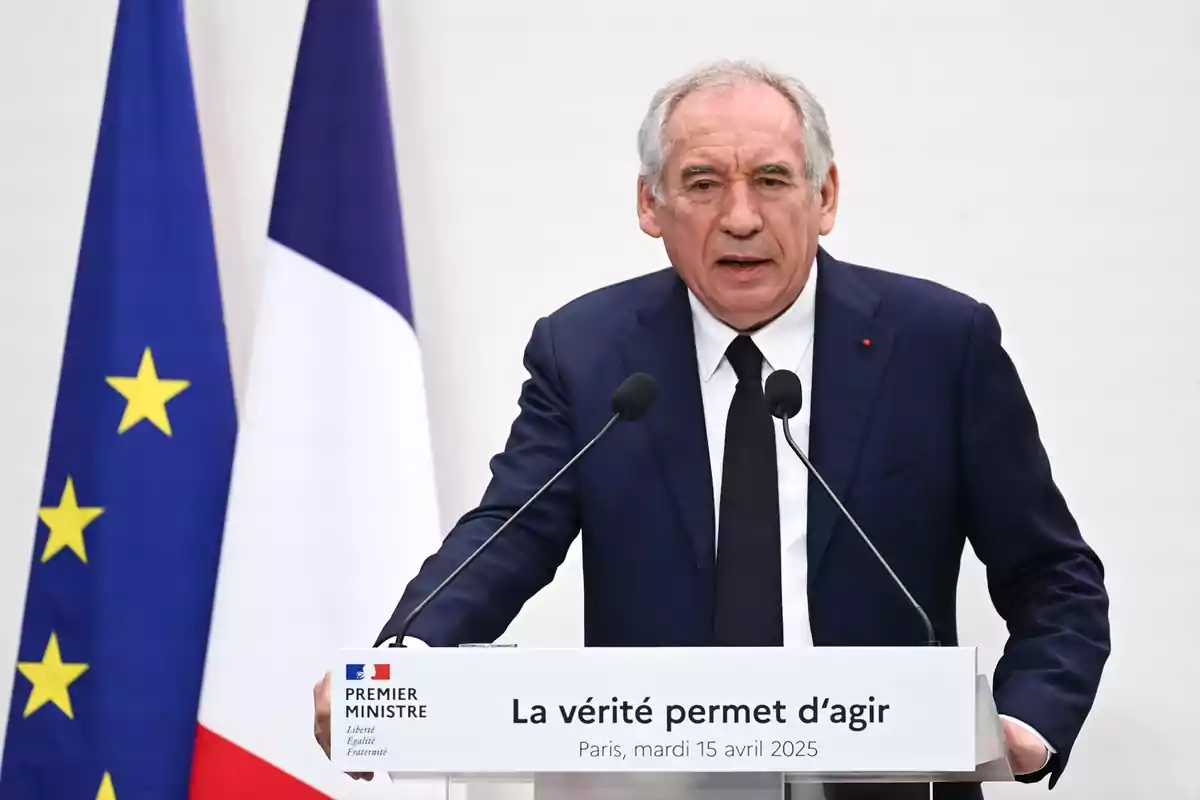 Hombre de cabello canoso con traje azul marino hablando en un podio con micrófonos, detrás de él hay banderas de la Unión Europea y Francia, el podio tiene un cartel que dice La vérité permet d'agir Paris mardi 15 avril 2025 Hombre de cabello canoso con traje azul marino hablando en un podio con micrófonos, detrás de él hay banderas de la Unión Europea y Francia, el podio tiene un cartel que dice La vérité permet d'agir Paris mardi 15 avril 2025